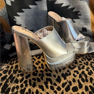 New Mixx Shuz Silver Platform Mules with Chunky Sole and Open Toe